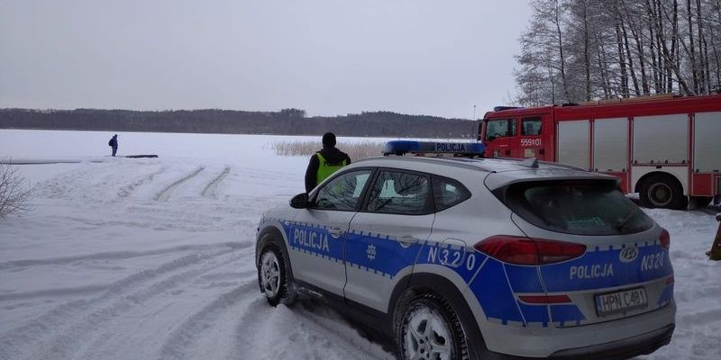 Wjechał samochodem na zamarznięte jezioro i lód się pod nim załamał