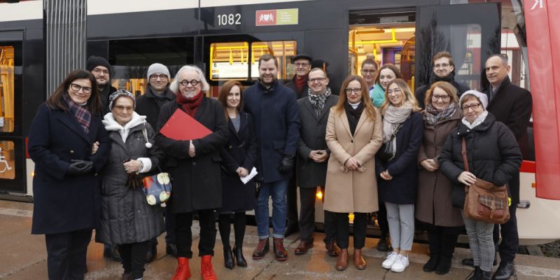 Chirurg o złotych rękach został patronem tramwaju.