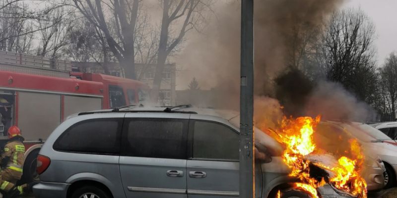 Chrysler zapalił się na Mokotowie