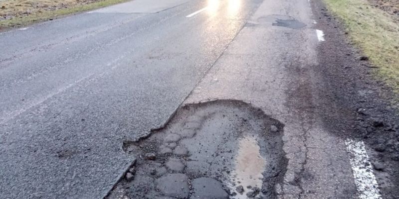 Ubytki w jezdni to zagrożenie dla pojazdów