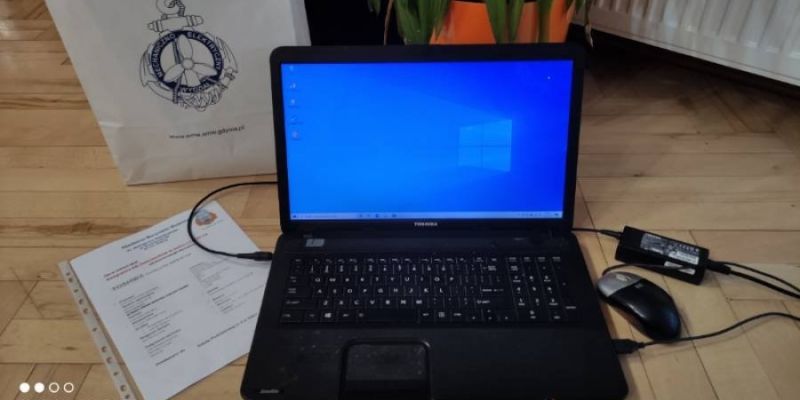 Drugie życie laptopów. Trafiają do uczniów