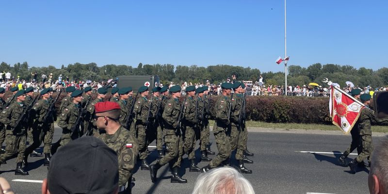 "Silna Biało-Czerwona" - wzruszająca defilada upamiętniła Święto Wojska Polskiego na warszawskich ulicach