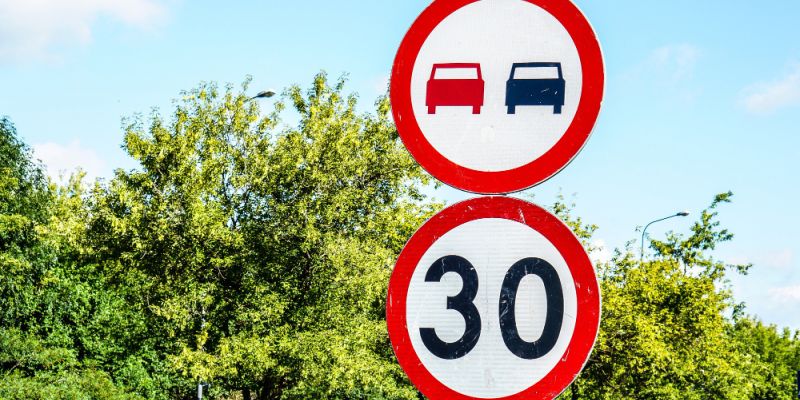 Niebezpiecznie przy placu zabaw na Inflanckiej. Progi zwalniające i strefa 30 km/h w planach miasta