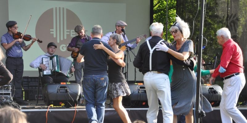 Sąsiedzkie brylowanie na parkiecie przy szlagierach przedwojennej Warszawy