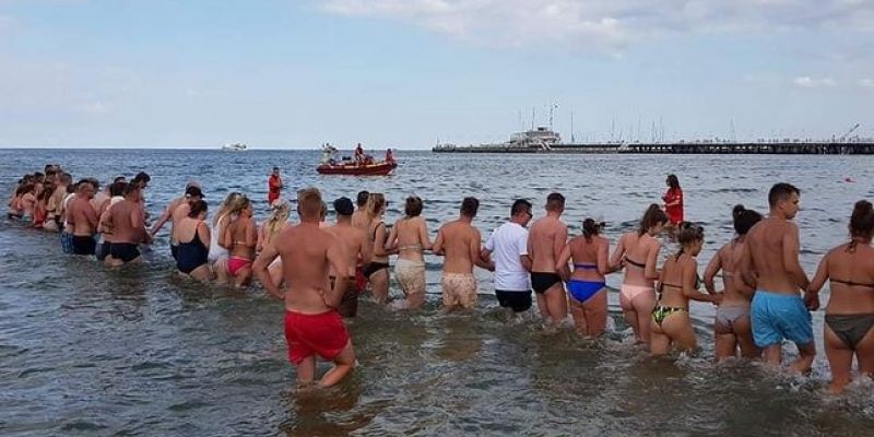 WOPR i plażowicze utworzyli "łańcuch życia" w czasie poszukiwań 4-latki