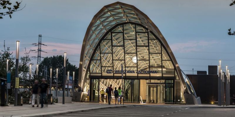 Czasowe zamknięcie kładki na stacji Warszawa Zachodnia: Pasażerowie skorzystają z przejścia podziemnego