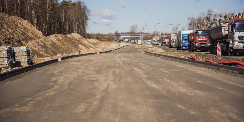 Kokoszki. Trwa rozbudowa ul. Kartuskiej. Co obecnie dzieje się na placu budowy?