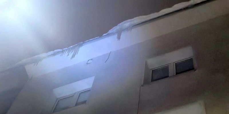 Zima to nie tylko frajda. Groźne sople nad chodnikiem przy rondzie Wiatraczna