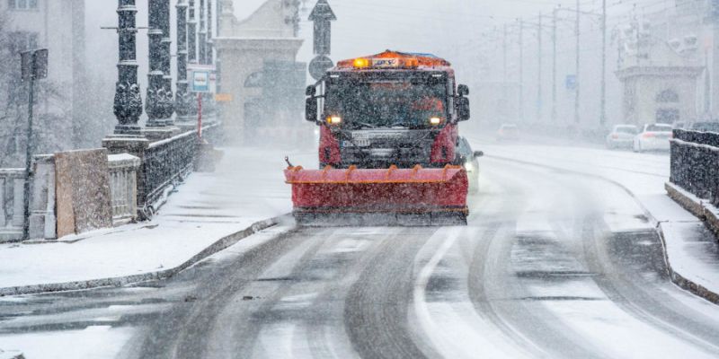 Śnieg zasypuje Warszawę, służby pracują całą dobę