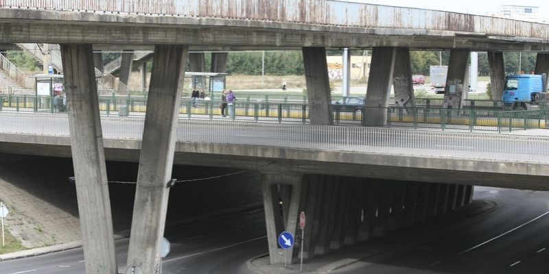 Zaspa. Schody prowadzące na kładkę trzeba wyremontować. Jeszcze w tym roku