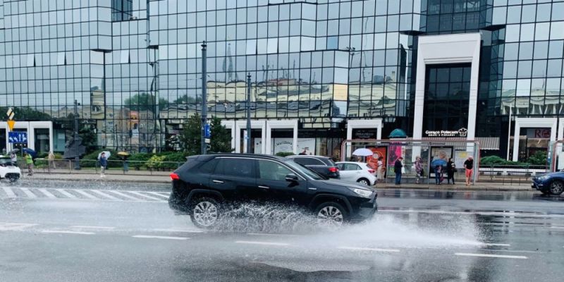 Warszawa kontra ulewy. Stolica pod wodą po intensywnych opadach