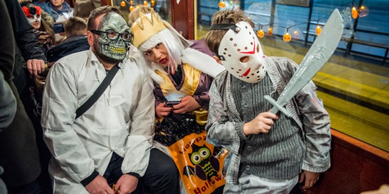 Cukierek albo psikus. Strachy na ekranie, w teatrze i… tramwaju. Ruszają przygotowania do Halloween.