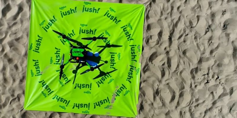 Dron dostarczył zakupy na jedną z plaż. Przełomowe rozwiązanie sieci Żabka