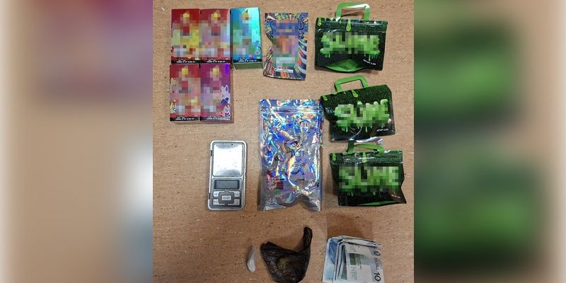 Narkotyki w mieszkaniu na Bielanach. 22-latek zatrzymany przez policję