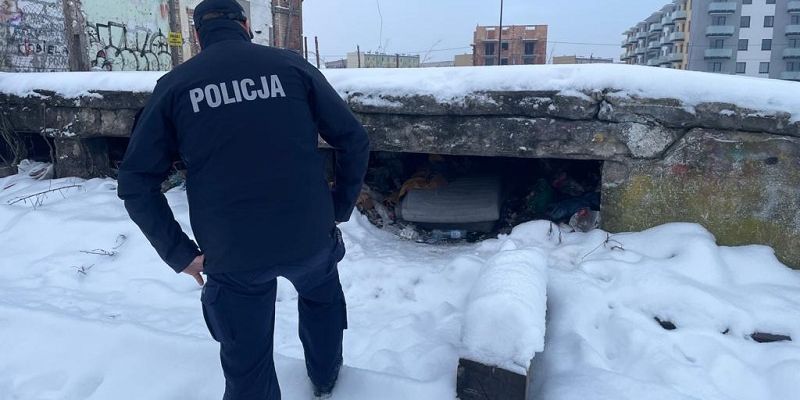 Zima zbiera tragiczne żniwo. Pomorska Policja apeluje: reagujmy na zagrożenie wychłodzeniem