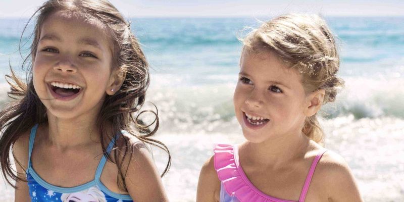 Maluch na wakacjach. Niezbędnik na plażę (i nie tylko) dla zabieganych rodziców