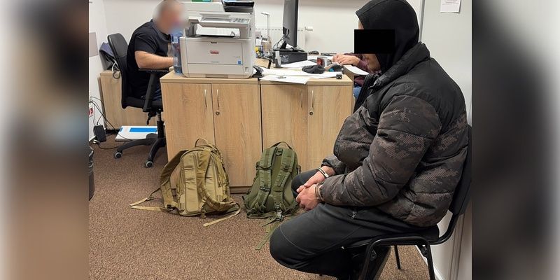 Wpadli w banku na Ochocie. Policja zatrzymała trzech mężczyzn podejrzanych o oszustwo „na podszywacza"