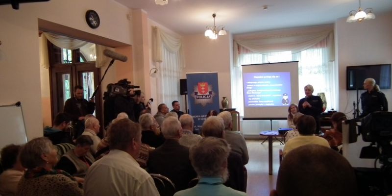 Senior w ruchu drogowym - zapraszamy na pokazy i edukację - Policja i MOPR