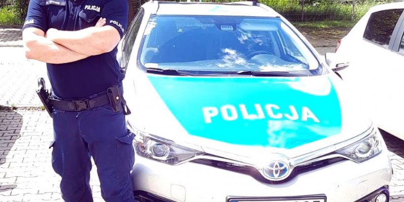 Policjant, ratując dziecko wybił szybę w aucie