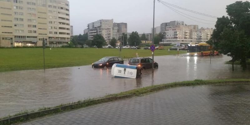 Warszawa po burzy. Podtopione samochody, zalane metro, problemy na Okęciu