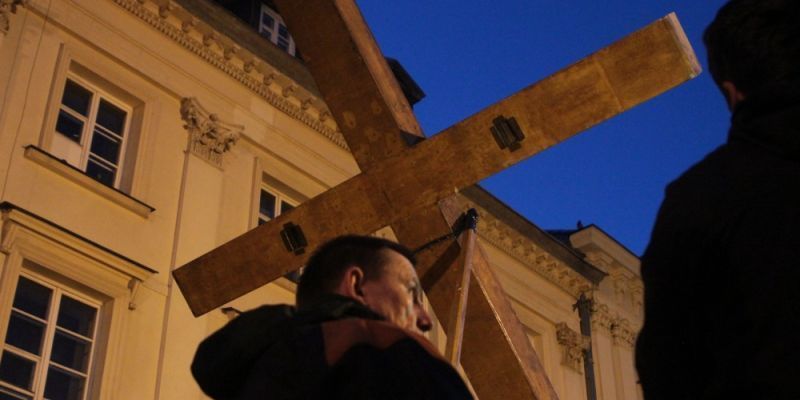 Drogi krzyżowe w Warszawie. W piątek utrudnienia i zmiany w komunikacji