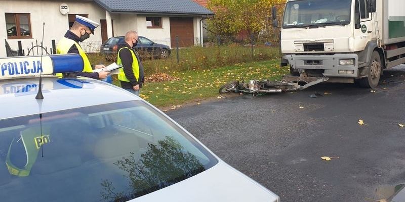 Motorowerzysta zginął w wypadku. Policjanci wyjaśniają okoliczności i apelują o ostrożność na drodze