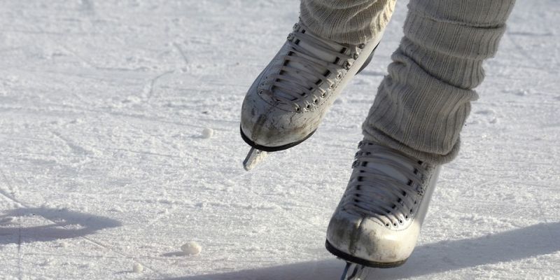 Walentynki w stylu lat 50. na gdańskim lodowisku