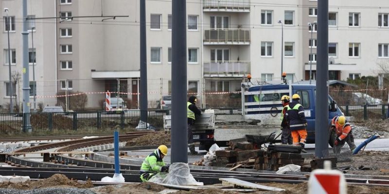 Budowa Nowej Warszawskiej. Niemal 50 słupów trakcyjnych i pierwszy peron tramwajowy