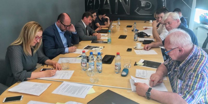 ZNAMY ZWYCIĘSKI PROJEKT W KONKURSIE NA PODŚWIETLENIE DŹWIGU