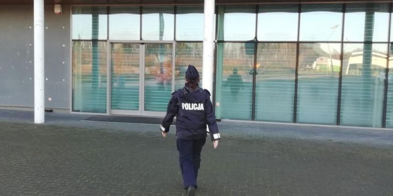 Policjanci kontrolują miejsca objęte zakazem prowadzenia działalności