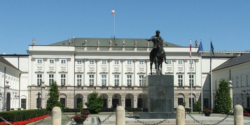 Niebezpieczne incydenty przed Kancelarią Premiera i Pałacem Prezydenckim