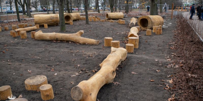 Naturalny plac zabaw na Bródnie nie wszystkim przypadł do gustu