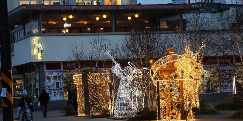 Świąteczna atmosfera przy Urzędzie Dzielnicy Żoliborz. Rozbłysły iluminacje świetlne
