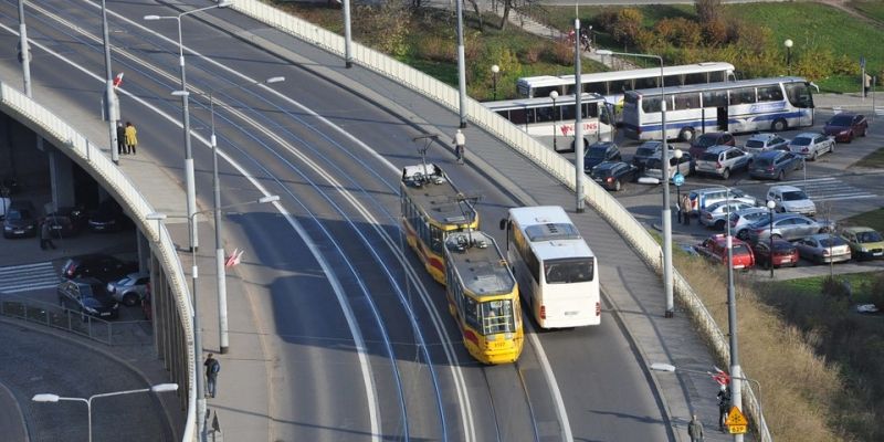 Weekend pełen uroczystości. Komunikacja na objazdach