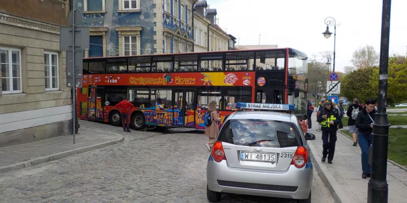 Autokar turystyczny zablokował skrzyżowanie na Nowym Mieście