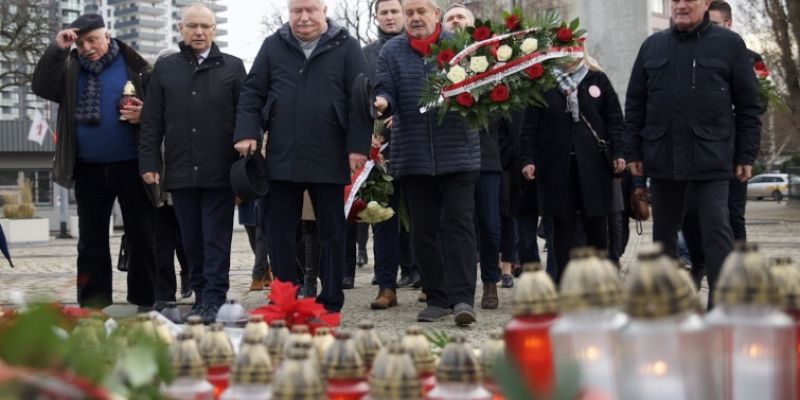 49. rocznica Grudnia '70. Kwiaty i znicze pod pomnikiem Poległych Stoczniowców