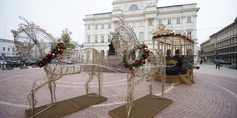 Coraz bliżej święta. Instalacja dekoracji rozpoczęta