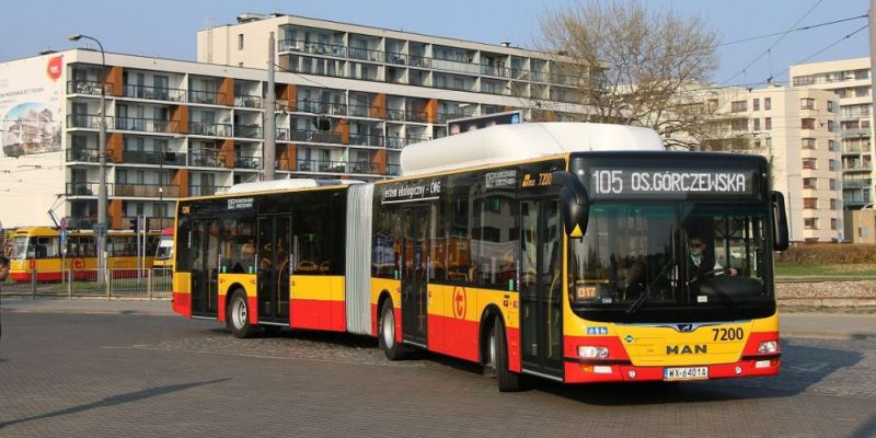 Autobus zderzył się z dwoma samochodami