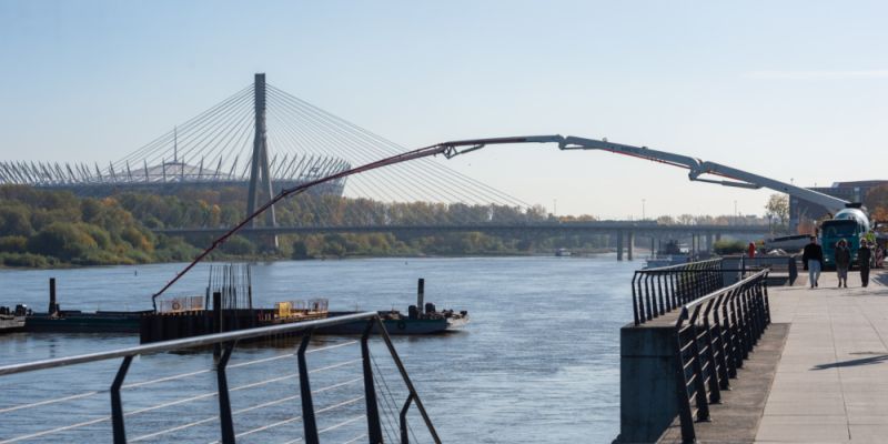 Rusza kolejny etap budowy mostu na Pragę - zabetonowano płaszcz i oczep.