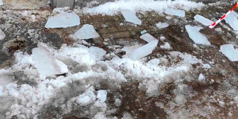 Bryły lodu spadały na chodnik. Mandat i pilne polecenie usunięcia zagrożenia na Kamionkowskiej