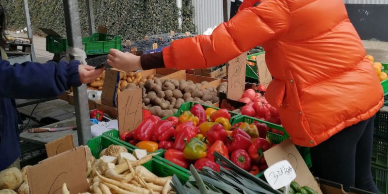 Warszawa nie marnuje – także na targowiskach