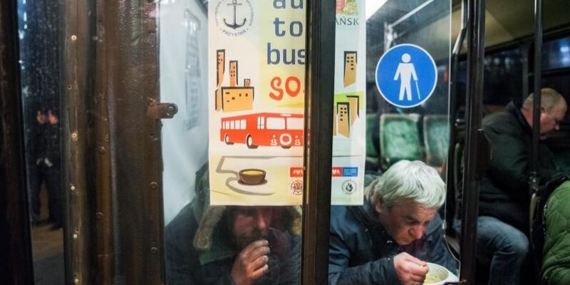 Ogrzewalnia, schroniska, autobus SOS - czekają na osoby doświadczające bezdomności