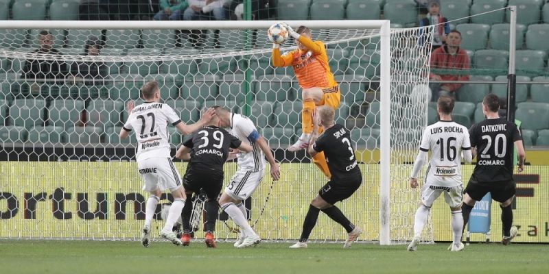 Legia wygrywa i zostaje liderem