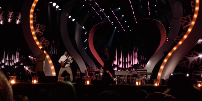 Miłość, święta i wspólna zabawa. Mikołajkowy koncert „ Miłość jest wszystkim” na Ołowiance
