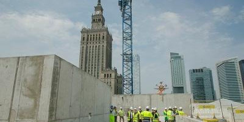 Wiecha na szczycie budynku Muzeum Sztuki Nowoczesnej w Warszawie