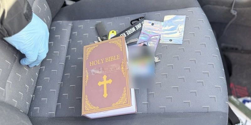 Pościg po kolizji w Wejherowie. 29-latek z narkotykami ukrytymi w „Biblii”