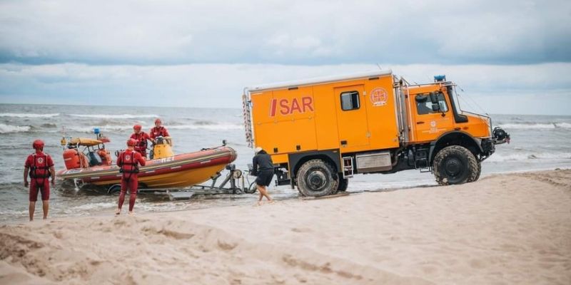 Tragedia na plaży w Stegnie: 60-letni mężczyzna utopił się pomimo akcji ratunkowej