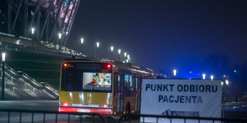 Warszawski autobus tlenowy przewiózł pierwszych pacjentów do tymczasowego szpitala na Stadionie PGE Narodowy