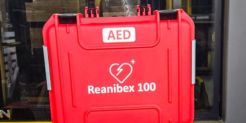 Sieć defibrylatorów AED w stolicy: Jak szybko znaleźć urządzenie ratujące życie?