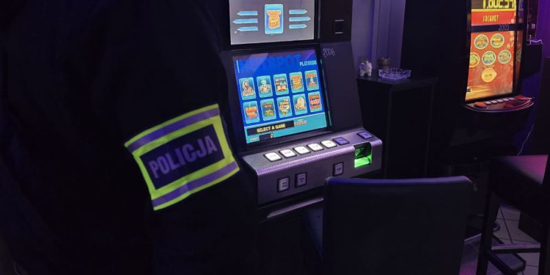 Uderzenie w nielegalny hazard w Otwocku. Zabezpieczono automaty i 14 tys. zł gotówki